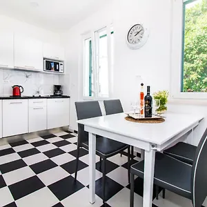 Nella Apartment