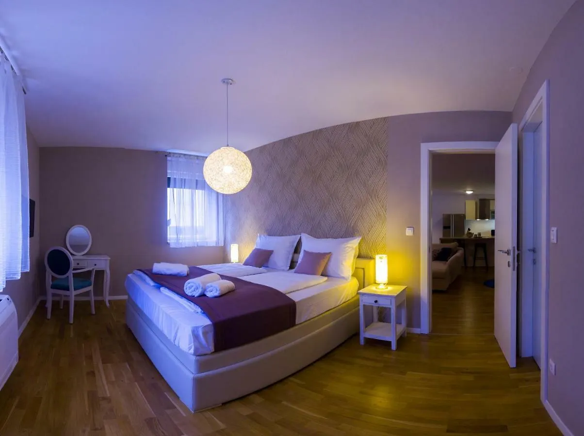 Royal Residence Chica Cure Split