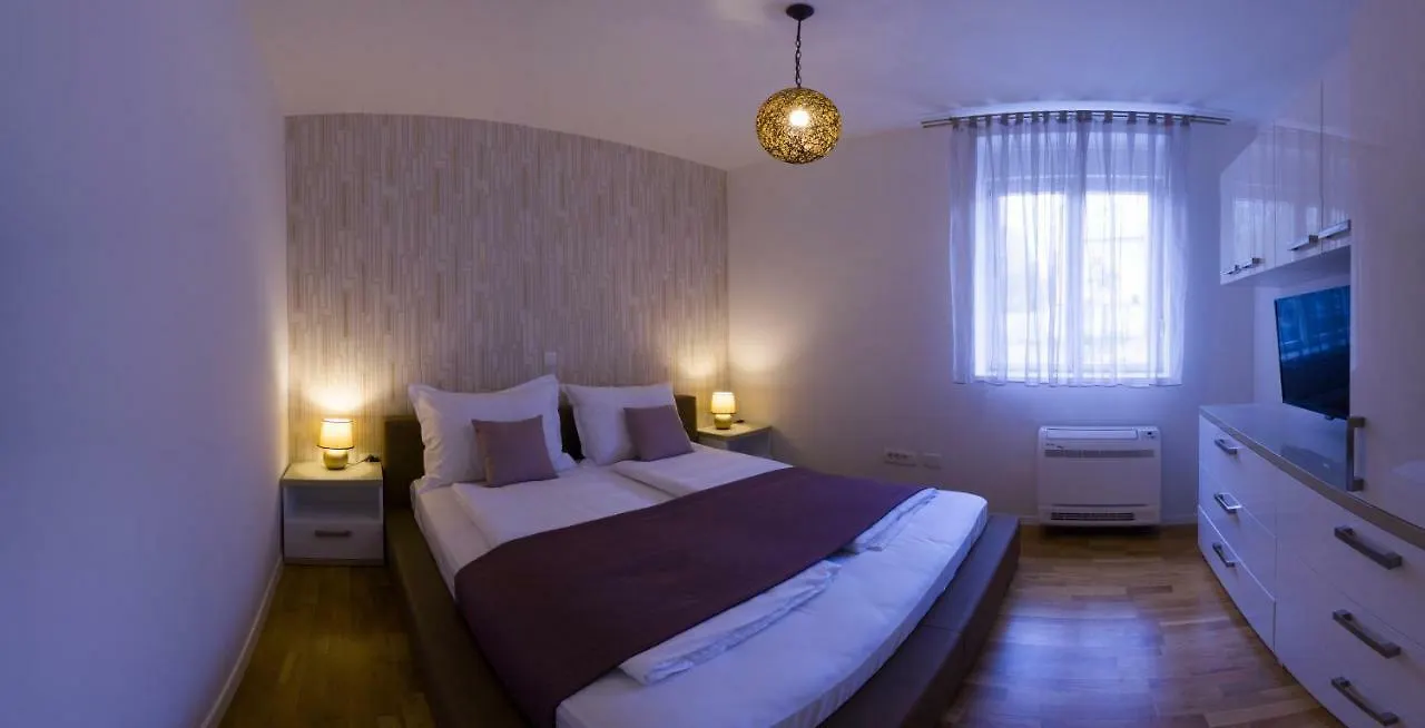Royal Residence Chica Cure Split